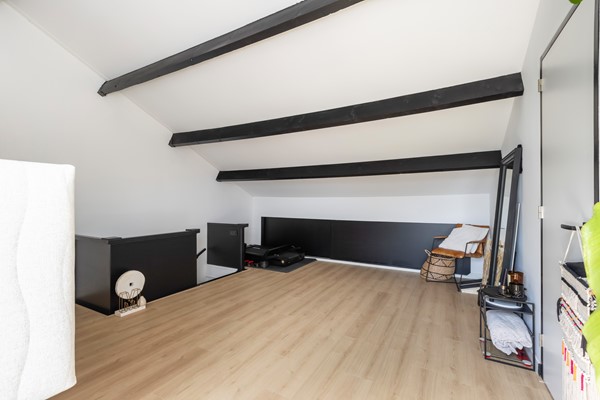 Foto - Verkocht onder voorbehoud: Instapklare tussenwoning op een rustige, autoluwe locatie!